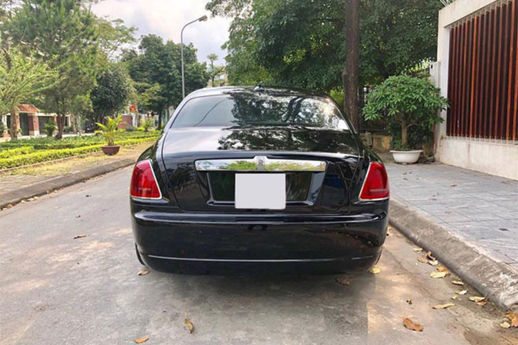 Phiên bản Rolls-Royce Ghost Series I rao bán tại Hà Nội mang màu sơn đen bóng. Kích thước dài, rộng, cao lần lượt là 5.399 x 1.948 x 1.550 mm. Trục cơ sở xe ở mức 3.295 mm. Trọng lượng của mẫu sedan siêu sang khoảng 2.500 kg, tỷ lệ phân bổ trọng lượng trước-sau 51/49.