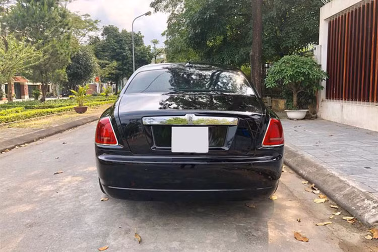 Phiên bản Rolls-Royce Ghost Series I rao bán tại Hà Nội mang màu sơn đen bóng. Kích thước dài, rộng, cao lần lượt là 5.399 x 1.948 x 1.550 mm. Trục cơ sở xe ở mức 3.295 mm. Trọng lượng của mẫu sedan siêu sang khoảng 2.500 kg, tỷ lệ phân bổ trọng lượng trước-sau 51/49.