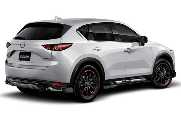 Đặc biệt, ốp cản trước còn được DAMD tích hợp những đèn sương mù LED dạng dải để khiến CX-5 trông hiện đại hơn. Ngoài ra, bộ bodykit của hãng độ DAMD cũng gây ấn tượng mạnh bởi các bề mặt nổi 3 chiều và phối giữa 2 tông màu bạc-đen.