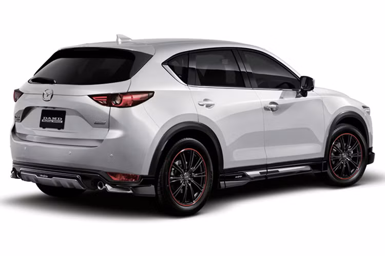 Đặc biệt, ốp cản trước còn được DAMD tích hợp những đèn sương mù LED dạng dải để khiến CX-5 trông hiện đại hơn. Ngoài ra, bộ bodykit của hãng độ DAMD cũng gây ấn tượng mạnh bởi các bề mặt nổi 3 chiều và phối giữa 2 tông màu bạc-đen.