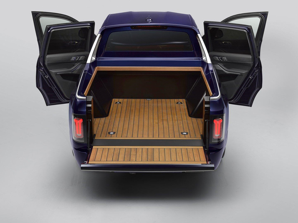 So với SUV nguyên bản, X7 bán tải dài hơn 10 cm. Phần thùng sau dài từ 1,4 m (khi đóng) tới 2 m (khi mở).