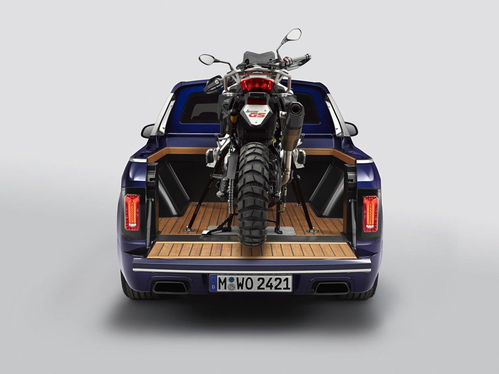 Để thêm tính thực dụng, BMW còn gắn môtô F 850 GS vào phía sau thùng xe. X7 bán tải được sơn màu kim loại Tanzanite Blue, màu riêng của BMW Individual dành cho phương tiện du thuyền thể thao.