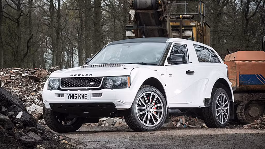 8. Bowler EXR-S - 225.000 USD: Bowler EXR-S được xây dựng trên nền tảng của chiếc Land Rover Range Rover Sport. Dưới nắp ca-pô là khối động cơ siêu nạp V8 dung tích 5.0 lít, cho công suất 550 mã lực, đẩy chiếc xe tăng tốc từ 0-100 km/h trong 4,2 giây. Xe còn trang bị thêm một số tính năng như sưởi gương, điều hòa hai vùng riêng biệt, kết nối Bluetooth...