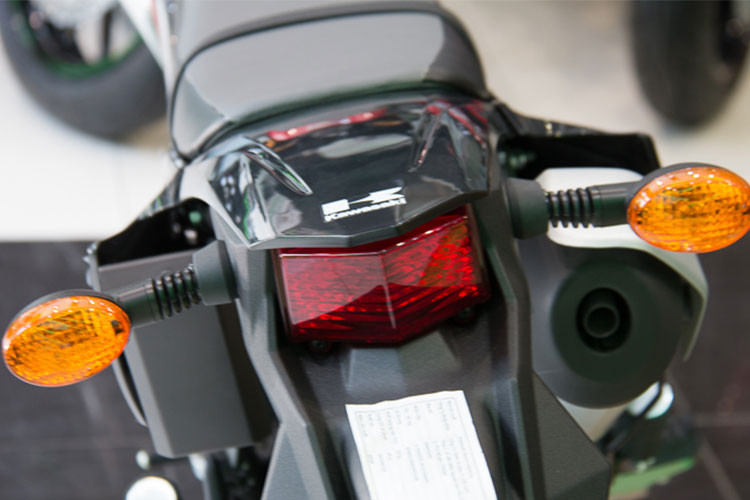 Cũng giống như phấn đầu, cụm đèn sau Kawasaki D-Tracker 150 được thiết kế vuốt nhọn và sử dụng bóng halogen. Xi nhan trước và sau của xe thiết kế đơn giản nhưng được trang bị thêm thanh cao su chống gãy.
