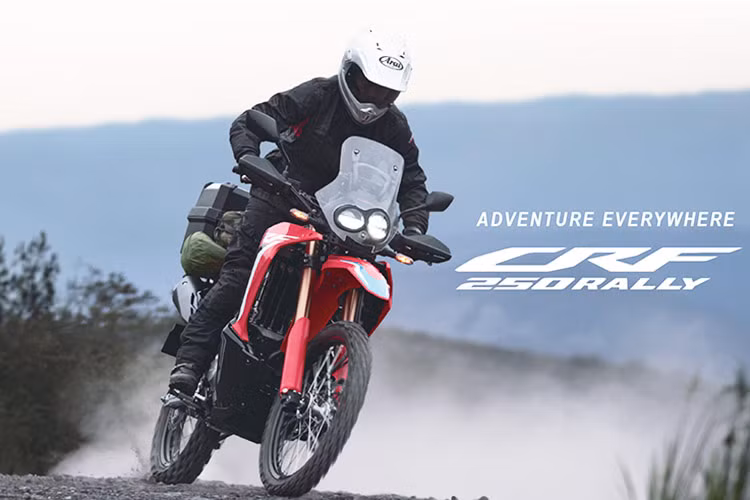 Mang phong cách chiếc xe chạy đa địa hình tiêu biểu loại motocross mà giới chơi xe hiện nay đang ưa chuộng, Honda CRF250 Rally 2025 dự đoán cũng sẽ sớm được đưa về Việt Nam thông qua nhà phân phối chính hãng.