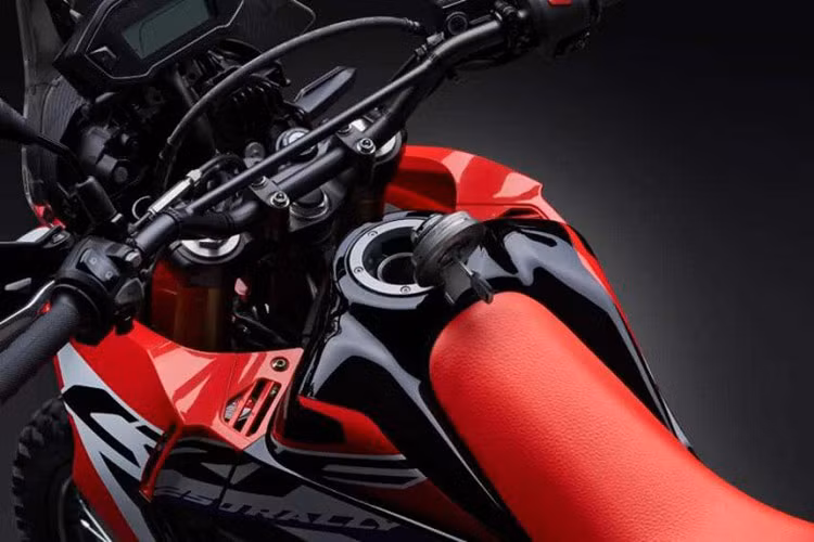 Xe cũng được trang bị bình xăng dung tích 12 lít giúp cung cấp đủ năng lượng cho những hành trình vượt rừng và địa hình tối ưu hơn.