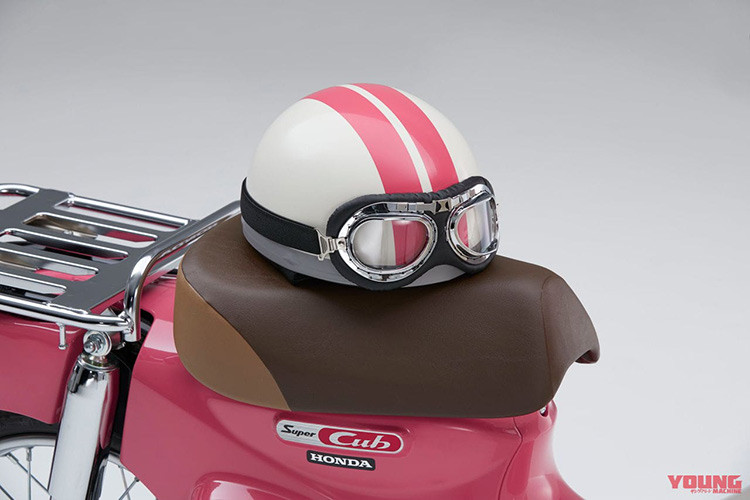 Chiếc xe vẫn giữ nguyên bộ yên đơn và giá đèo hàng bằng kim loại, giống như truyền thống của dòng xe Honda Super Cub huyền thoại. Bên dưới yên là logo Super Cub cách điệu sẹc tông màu hồng với thân xe được thiết kế mang hơi hướng cổ điển, đẹp mắt trên nền mạ chrome.