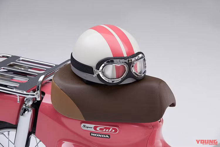 Chiếc xe vẫn giữ nguyên bộ yên đơn và giá đèo hàng bằng kim loại, giống như truyền thống của dòng xe Honda Super Cub huyền thoại. Bên dưới yên là logo Super Cub cách điệu sẹc tông màu hồng với thân xe được thiết kế mang hơi hướng cổ điển, đẹp mắt trên nền mạ chrome.