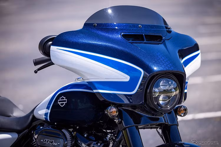 Được biết, toàn bộ màu sơn và họa tiết trên xe được vẽ tay bởi một đội ngũ của những thợ sơn, nhà thiết kế và họa sỹ nổi tiếng nhằm tạo ra một phiên bản đầy đẹp mắt và nổi bật.