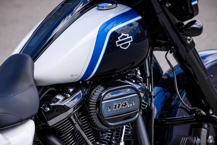 Ở phiên bản mới, Harley-Davidson Street Glide Special vẫn được trang bị dàn đèn full LED hiện đại, màn hình cảm ứng có kết nối với điện thoại thông minh và khối động cơ Milwaukee-Eight 114 mạnh mẽ và uy lực. 