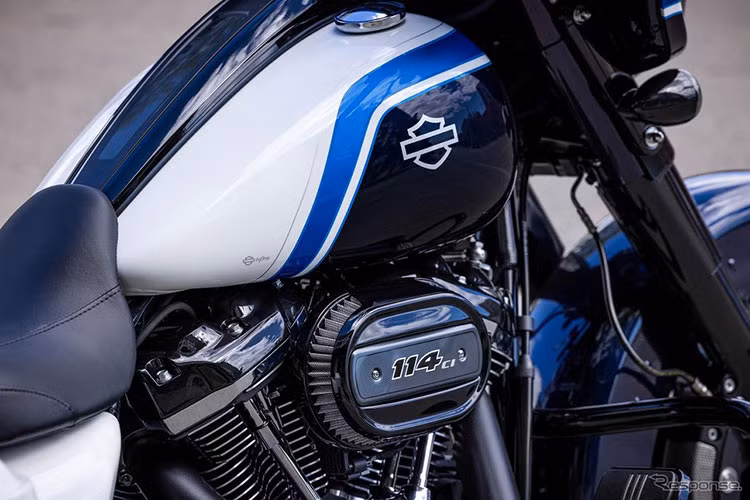 Ở phiên bản mới, Harley-Davidson Street Glide Special vẫn được trang bị dàn đèn full LED hiện đại, màn hình cảm ứng có kết nối với điện thoại thông minh và khối động cơ Milwaukee-Eight 114 mạnh mẽ và uy lực. 