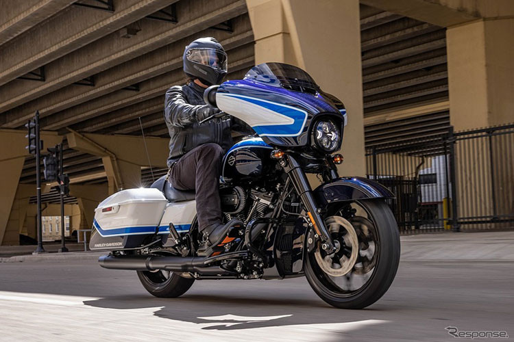 Được biết, giá xe Harley-Davidson Street Glide Special sơn đặc biệt của đặt ở mức 38.495 USD (tương đương với khoảng 880 triệu đồng) tại Mỹ. Tại Việt Nam, các phiên bản màu khác nhau của mẫu xe này đang được đặt ở mức giá khoảng 1,06 tỷ đồng.