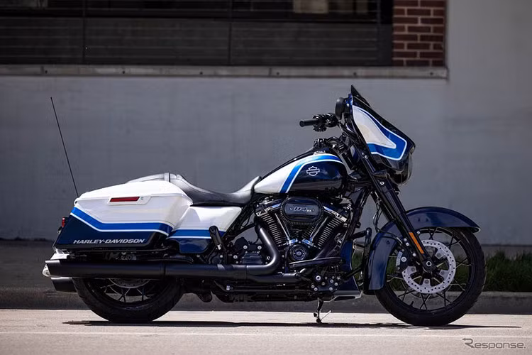 Điểm đặc biệt nhất trên mẫu xe môtô Harley-Davidson Street Glide Special phiên bản mới này có lẽ là màu sơn "băng giá" trên xe được hoàn thiện thủ công đẳng cấp. Màu sơn này được hoàn thiện tại xưởng sơn Arctic Blast từ hãng độ nổi tiếng Gunslinger Custom có trụ sở tại Colorado, Mỹ.