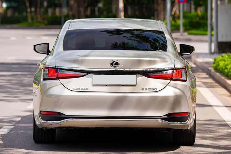 Tại thị trường Việt Nam, Lexus ES sẽ được phân phối với hai phiên bản là ES 300h và ES 250. Giá xe Lexus ES 2021 chính hãng phiên bản ES 250 bán ra 2,55 tỷ đồng, phiên bản ES 300h cao cấp hơn với mức bán ra 3,04 tỷ đồng vào năm 2021, đem lại nhiều lựa chọn khác nhau cho khách hàng.