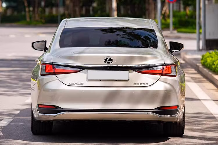 Tại thị trường Việt Nam, Lexus ES sẽ được phân phối với hai phiên bản là ES 300h và ES 250. Giá xe Lexus ES 2021 chính hãng phiên bản ES 250 bán ra 2,55 tỷ đồng, phiên bản ES 300h cao cấp hơn với mức bán ra 3,04 tỷ đồng vào năm 2021, đem lại nhiều lựa chọn khác nhau cho khách hàng.