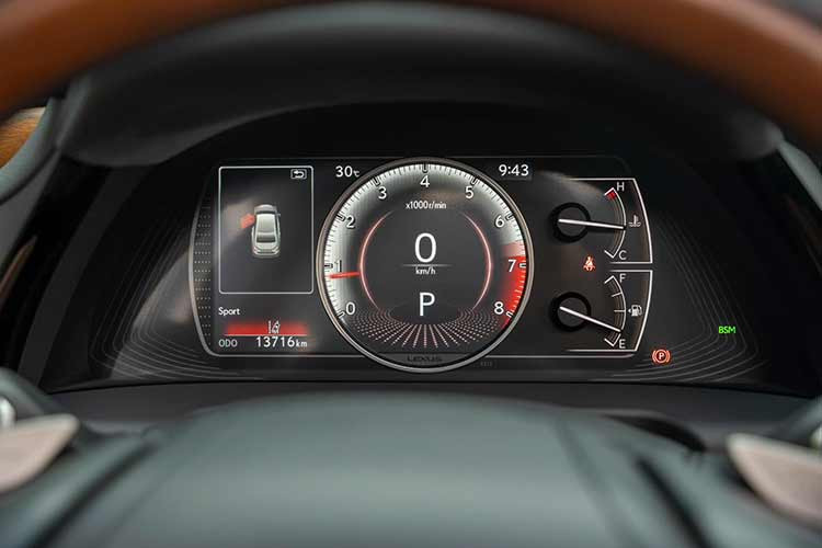 Về chức năng giải trí, Lexus ES 2021 sở hữu hệ thống 10 loa Lexus Premium Sound System, hỗ trợ một số nguồn phát thông dụng như AM/FM/USB/AUX/Bluetooth, bổ sung khả năng kết nối smartphone như Apple CarPlay hay Android Auto. Hành khách có thể sạc điện thoại không dây với chuẩn Qi trên xe, tương thích với nhiều thiết bị.