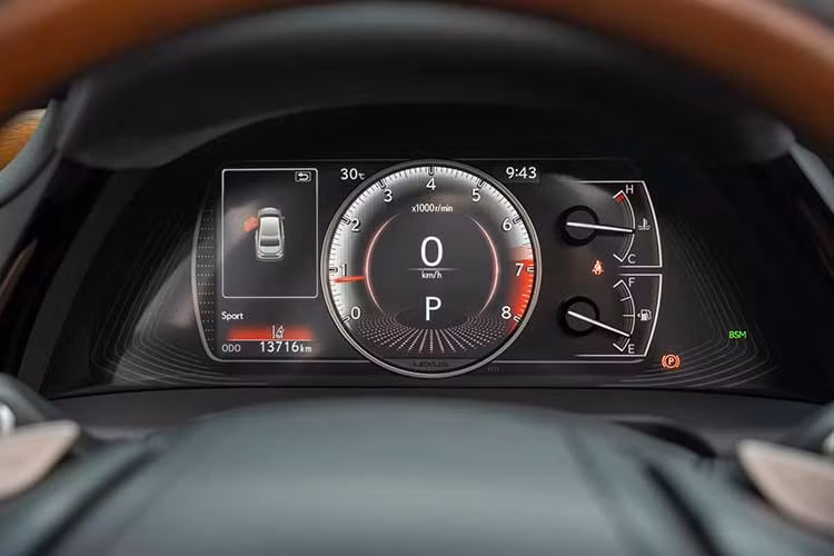 Về chức năng giải trí, Lexus ES 2021 sở hữu hệ thống 10 loa Lexus Premium Sound System, hỗ trợ một số nguồn phát thông dụng như AM/FM/USB/AUX/Bluetooth, bổ sung khả năng kết nối smartphone như Apple CarPlay hay Android Auto. Hành khách có thể sạc điện thoại không dây với chuẩn Qi trên xe, tương thích với nhiều thiết bị.