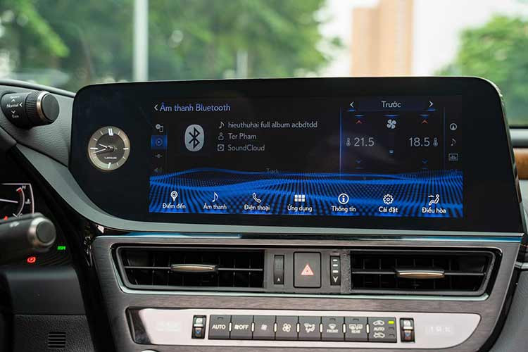 Ghế xe có thể điều chỉnh theo 10 hướng khác nhau, hệ thống âm thanh vòm 17 loa Mark Levinson và hệ thống điều hòa 3 vùng độc lập... Vô lăng bọc da, ốp gỗ và trang bị sưởi, lẫy số tay cũng như nhiều nút bấm chức năng cơ bản. Phía sau tay lái là màn hình hiển thị LCD kích cỡ 7 inch, mọi thông tin được bố trí trực quan và hợp lí. Hệ thống hiển thị kính lái HUD là trang bị tiêu chuẩn trên tất cả các phiên bản ES tại Việt Nam.