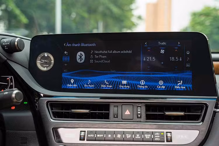 Ghế xe có thể điều chỉnh theo 10 hướng khác nhau, hệ thống âm thanh vòm 17 loa Mark Levinson và hệ thống điều hòa 3 vùng độc lập... Vô lăng bọc da, ốp gỗ và trang bị sưởi, lẫy số tay cũng như nhiều nút bấm chức năng cơ bản. Phía sau tay lái là màn hình hiển thị LCD kích cỡ 7 inch, mọi thông tin được bố trí trực quan và hợp lí. Hệ thống hiển thị kính lái HUD là trang bị tiêu chuẩn trên tất cả các phiên bản ES tại Việt Nam.