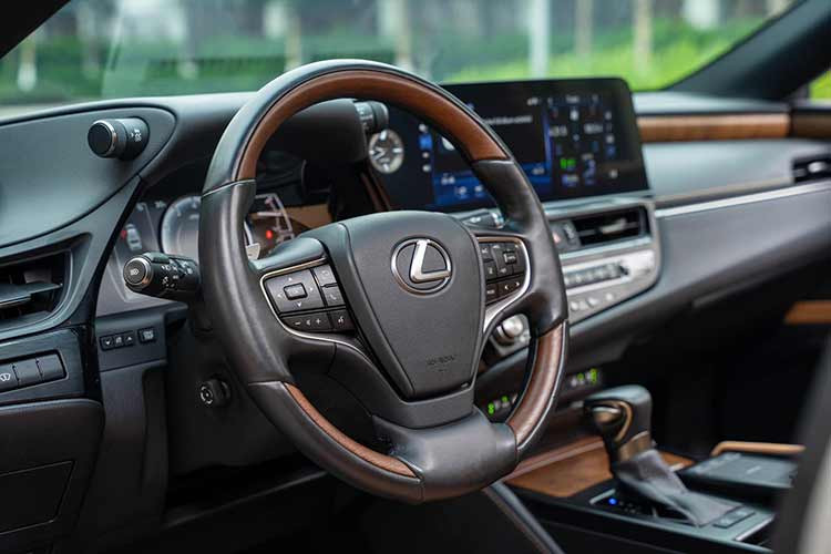 Bên trong khoang lái của Lexus ES 2021 sở hữu vẻ sang trọng của chiếc sedan Nhật Bản không phải kiểu bóng bẩy mà nhẹ nhàng tinh tế, thậm chí có thể dùng từ đơn giản. Cụm điều khiển trung tâm rất ít nút bấm, nổi bật với màn hình giải trí 12.3 inch với tone màu hiển thị chủ đạo là xanh nước biển, đem lại cảm giác êm dịu thư thái.
