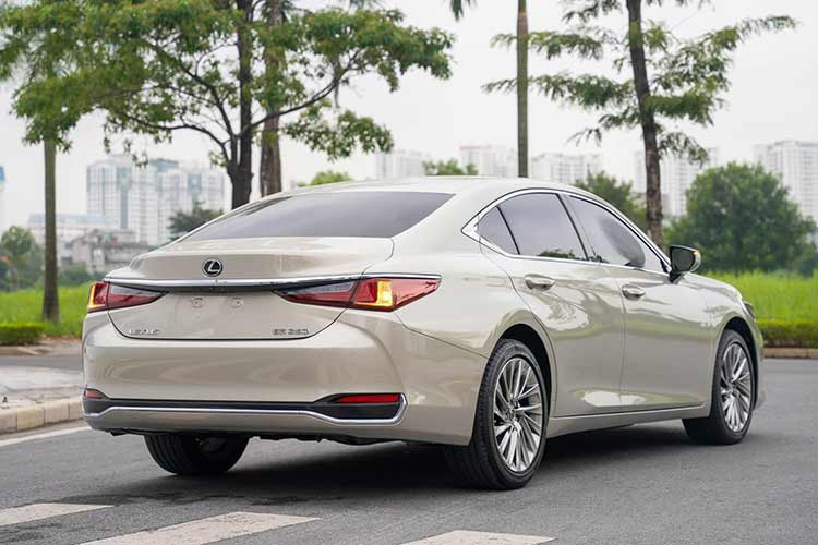 Lexus ES 2021 sở hữu kích thước dài hơn 65mm, rộng hơn 45mm nhưng thấp hơn 5mm so với thế hệ trước. Phần đầu xe nổi bật với mặt ca lăng hình con suốt kết hợp hoàn hảo với viền ca lăng mạ chrome sáng bóng. Cụm đèn pha projector với dải đèn ban ngày hình chữ L đặc trưng, đặc biệt phiên bản năm 2021 được cải tiến với 3 bóng LED (thay vì 2 như trước kia) đem lại khả năng chiếu sáng hiệu quả hơn.
