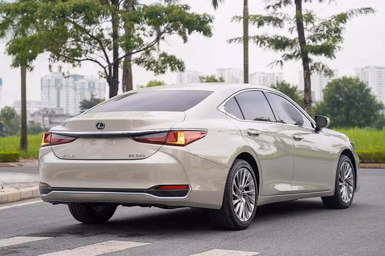 Lexus ES 2021 sở hữu kích thước dài hơn 65mm, rộng hơn 45mm nhưng thấp hơn 5mm so với thế hệ trước. Phần đầu xe nổi bật với mặt ca lăng hình con suốt kết hợp hoàn hảo với viền ca lăng mạ chrome sáng bóng. Cụm đèn pha projector với dải đèn ban ngày hình chữ L đặc trưng, đặc biệt phiên bản năm 2021 được cải tiến với 3 bóng LED (thay vì 2 như trước kia) đem lại khả năng chiếu sáng hiệu quả hơn.