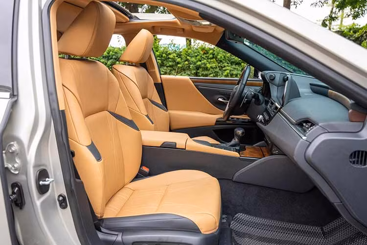 ES 2021 được bổ sung hệ thống phanh an toàn khi đỗ xe PKSB (Parking Support Brake). Hệ thống quản lý thông tin từ cảm biến đỗ xe xung quanh, cảm biến radar của Hệ thống cảnh báo va chạm khi lùi (RCTA), hình ảnh từ camera, qua đó cảnh báo người lái về va chạm có thể xảy ra với vật thể tĩnh, với xe đang di chuyển từ phía sau, hay với người đi bộ,… Nếu người lái không đạp phanh, hệ thống sẽ phanh tự động để tránh va chạm.