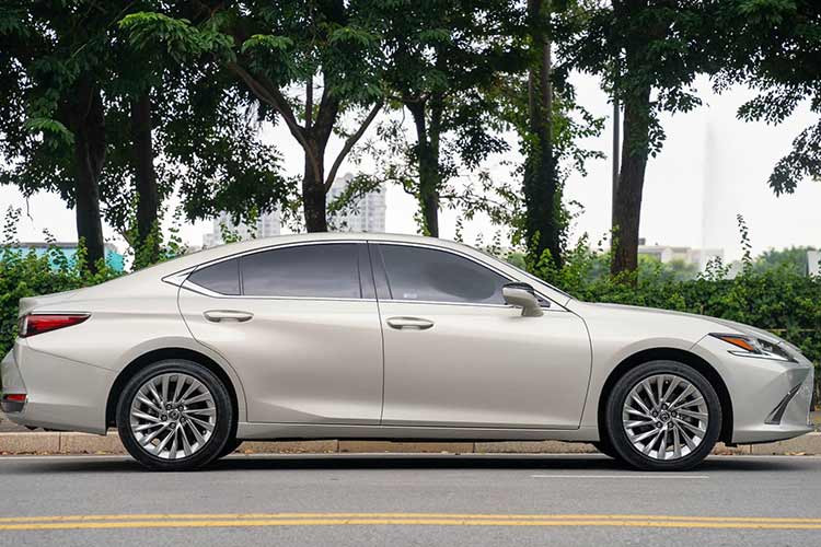 Đơn cử như chiếc sedan hạng sang Lexus ES 2021 đã qua sử dụng trong bài viết này, xe đã sử dụng khoảng hơn 2 năm và lăn bánh trên 13.000km tuy nhiên mức giá cũng không hề rẻ. Cụ thể giá xe Lexus ES 2021 này được chủ xe chào bán khoảng 2,1 tỷ đồng.