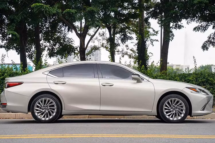 Đơn cử như chiếc sedan hạng sang Lexus ES 2021 đã qua sử dụng trong bài viết này, xe đã sử dụng khoảng hơn 2 năm và lăn bánh trên 13.000km tuy nhiên mức giá cũng không hề rẻ. Cụ thể giá xe Lexus ES 2021 này được chủ xe chào bán khoảng 2,1 tỷ đồng.