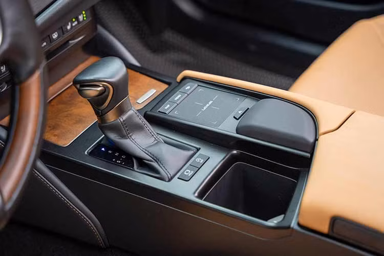 Lexus ES 2021 được trang bị động cơ xăng 4 xy lanh thẳng hàng, dung tích 2.5L cho công suất tối đa 204 mã lực và mô men xoắn cực đại 243 Nm. Đi cùng với đó là hộp số tự động 8 cấp cho cảm giác chuyển số mượt mà êm ái. Mức tiêu thụ nhiên liệu trung bình được Lexus đưa ra là 6,6L/100km.