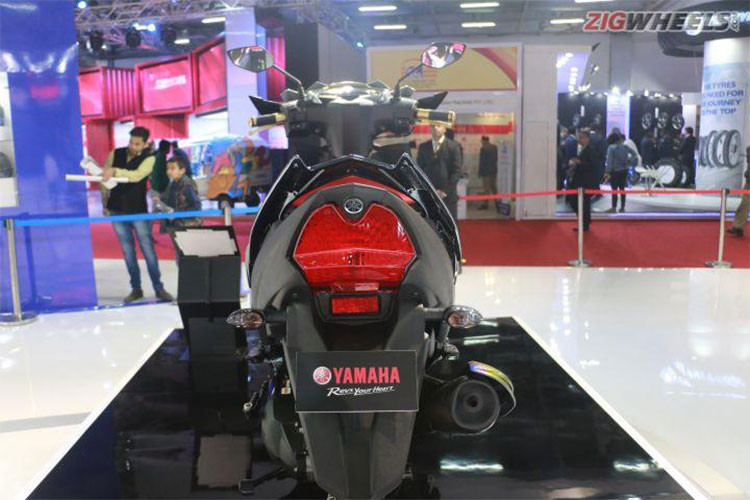 Các trang bị đáng chú ý khác trên mẫu xe tay ga mới này của Yamaha bao gồm bộ vành đúc hợp kim màu đen, đi kèm cặp phuộc ống lồng ở trước và giảm xóc lò xo trụ đơn màu trắng phía sau. Hệ thống phanh của xe gồm phanh đĩa trước và phanh tang trống phía sau.