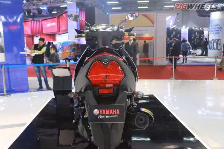 Các trang bị đáng chú ý khác trên mẫu xe tay ga mới này của Yamaha bao gồm bộ vành đúc hợp kim màu đen, đi kèm cặp phuộc ống lồng ở trước và giảm xóc lò xo trụ đơn màu trắng phía sau. Hệ thống phanh của xe gồm phanh đĩa trước và phanh tang trống phía sau.