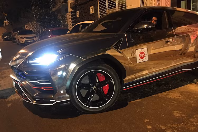 Ngoài chiếc Lamborghini Urus của Minh Nhựa, tại thị trường Việt Nam còn có 2 chiếc khác mang màu sơn ghi xám và vàng. Trong đó, chiếc Lamborghini Urus màu ghi xám thuộc diện phân phối chính hãng và đã có biển kiểm soát của tỉnh Khánh Hoà. Chiếc Lamborghini Urus màu vàng do một công ty nhập khẩu tư nhân đưa về nước.