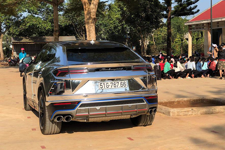 Ngoài bộ áo crôm đen, chiếc Lamborghini Urus còn được Minh Nhựa cho tạo thêm điểm nhấn bao gồm các sọc màu xanh đỏ và trắng ở lưới tản nhiệt phía trước. Bên hông chiếc siêu SUV Lamborghini Urus của Minh Nhựa còn có 1 sọc đề-can màu đỏ ở sườn xe và logo công ty cuả gia đình.