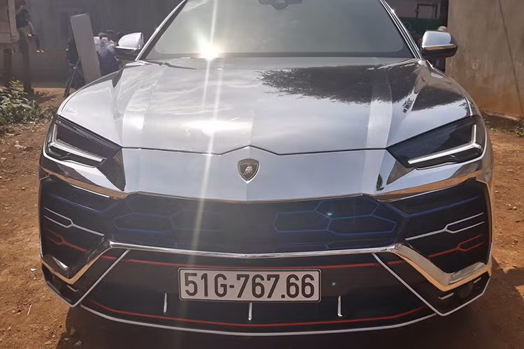 Lamborghini Urus của Minh Nhựa được trang bị động cơ xăng V8, tăng áp kép, dung tích 4.0 lít, cho công suất tối đa 650 mã lực và mô-men xoắn cực đại 850 Nm. Động cơ kết hợp cùng hộp số tự động 8 cấp và hệ dẫn động 4 bánh giúp Lamborghini Urus có thể tăng tốc từ vị trí xuất phát lên 100 km/h trong 3,6 giây trước khi đạt vận tốc tối đa 305 km/h.