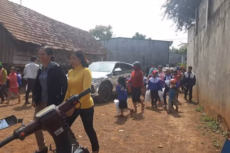 Dù đoạn đường chỉ dài chưa đến 31 km, nhưng Krông Ana là huyện nghèo nên đường xá còn khá khó khăn, chính vì vậy đây cũng là dịp Minh Nhựa có thể trải nghiệm các tính năng lái của chiếc Lamborghini Urus mới. Sau khi có mặt tại huyện Krông Ana, Minh "Nhựa" cùng đội ngũ của mình đã trao các phần quà tết cho các gia đình có hoàn cảnh khó khăn tại đây.