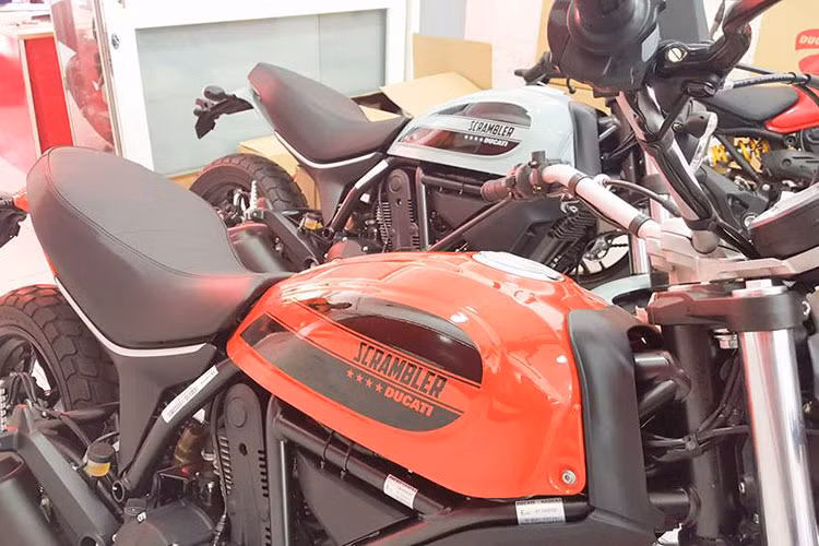 Đây là chiếc xe được nhiều tín đồ Ducati chờ đợi suốt thời gian qua. Ngay từ khi ra mắt toàn cầu tại triển lãm xe máy EICMA 2015 tại Ý hồi tháng 11 năm ngoái, Ducati Scrambler Sixty2 đã được chào đón và dự đoán soán ngôi bán chạy nhất của Scrambler.