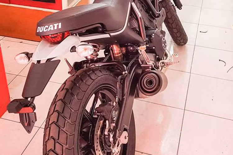 Phanh đĩa trước giảm từ 330mm xuống còn 320mm và cũng chuyển đổi từ loại 4 piston sang 2 piston song vẫn được trang bị hệ thống chống bó cứng ABS nhằm đảm bảo an toàn. Trong khi đó, phanh sau vẫn giống với Scrambler ra mắt cách đây một năm là 245mm và 1 piston.