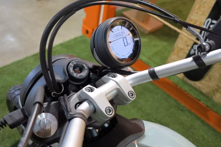 Xe sử dụng bộ khung thép dạng ống Trellis, bình xăng bằng thép không gỉ dung tích 14 lít, phuộc trước Showa 41 mm, phuộc sau trụ đơn ống thép... Ngoài ra, xe còn có nẹp ống xả màu đen, vành 18 inch, lốp trước và sau Pirelli. Đồng hò và một số chi tiết không có gì thay đổi.