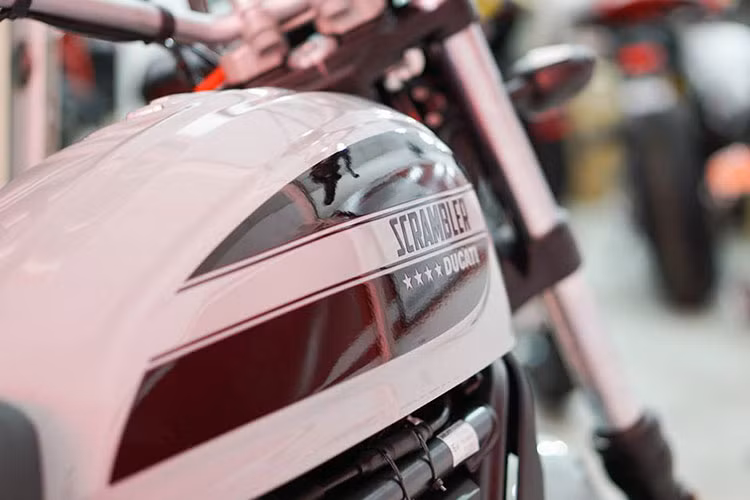 Ducati đặt tên Scrambler Sixty2 để chỉ năm 1962 - thời điểm dòng Scrambler chính thức trình làng. Theo nhà sản xuất xe máy Italy, Sixty2 lấy cảm hứng từ văn hóa của giới trẻ, môn thể thao trượt tuyết, thức ăn đường phố và nhạc pop.