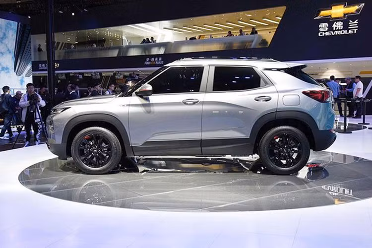 Về kích thước, mẫu xe crossover Chevrolet Tracker 2019 sở hữu chiều dài 4.270 mm, rộng 1.791 mm, cao 1.602 - 1.618 - 1.627 mm (tùy phiên bản) và chiều dài cơ sở 2.570 mm. So với phiên bản cũ, Chevrolet Tracker 2019 có chiều dài cơ sở tăng nhẹ thêm 15 mm. Xe được trang bị lưới tản nhiệt chia thành 2 tầng, nối liền với cụm đèn pha mới. Hai bên góc cản trước xuất hiện khe gió hình chữ L ngược khá ấn tượng.