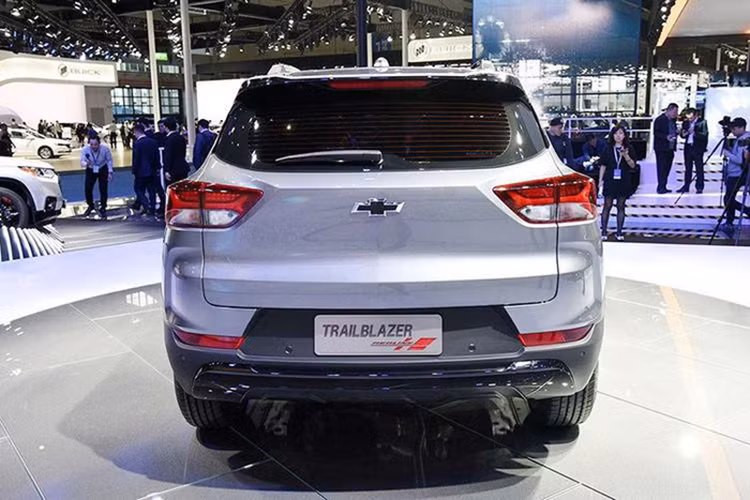 Nằm bên dưới nắp capô của Chevrolet Tracker tại Trung Quốc là động cơ xăng 3 xi-lanh, tăng áp, dung tích 1.0 lít với công suất tối đa 115 mã lực. Dự kiến, trong tương lai, mẫu crossover cỡ B này sẽ có thêm động cơ 3 xi-lanh, tăng áp, dung tích 1,3 lít với công suất tối đa 165 mã lực.