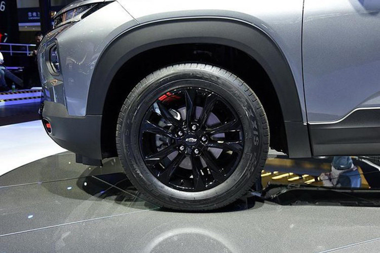 Bên sườn của xe cũng có thiết kế thú vị với nhiều đường dập gân khác nhau, mang đến vẻ "cơ bắp" cho mẫu crossover cỡ B này. Ngoài ra, chiếc Tracker 2019 thuộc bản Redline cao cấp còn đi kèm bộ vành hợp kim 17 inch với điểm nhấn màu đỏ, tương tự trên vỏ gương ngoại thất. 