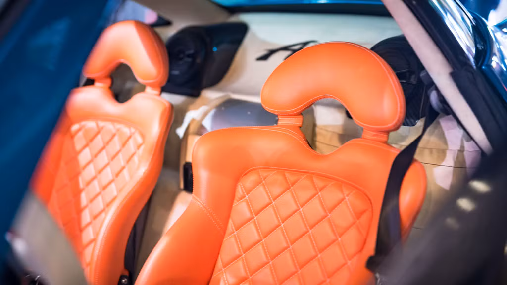 Bên trong xe, nội thất đã được nhồi đệm hoàn toàn để tăng độ êm ái và các ghế được bọc “da Hermes” màu cam nổi bật.