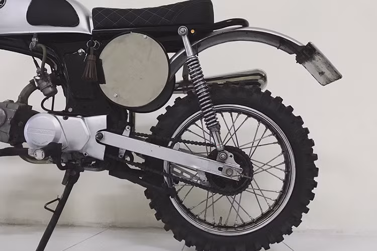 Đặc biệt, các chàng trai của nhóm Machine Gangs cũng khá khéo léo khi gò 2 tấm bảng số ốp hai bên sườn sau của xe theo phong cách vintage motocross đẩy mạnh tính thẩm mỹ che lấp khoảng trống phần đuôi sau. 