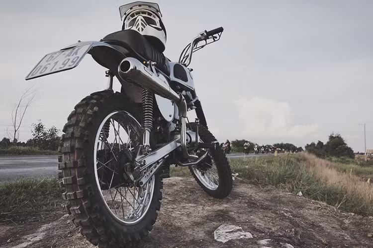 Chiếc xe Honda 67 độ này sử dụng động cơ 1 xi-lanh SOHC làm mát bằng gió tương tự như Honda Super Cub, nhưng được trang bị côn tay thay vì côn tự động, cùng với hộp số 4 cấp. Xe có công suất tối đa 6 mã lực và có khả năng đạt tốc độ tối đa 95 km/h do chỉ có trọng lượng khô 68 kg. 