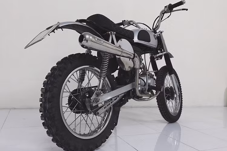 Bản độ Honda 67 này được trang bị cặp vành nan hoa kích thước 18 phía trước và 16 phía bao bọc trong bộ lốp gai địa hình Kenda 3.00-18 trước và Dunlop 90/100-16 sau nhằm cân bằng kết cấu xe. Một sự lựa chọn khá hợp lý về kích thước lốp vì bản thân xe cũng tương đối nhỏ, cặp lốp không quá to nhưng tạo cảm giác vừa phải, linh hoạt.