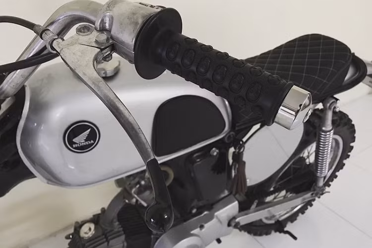 Bình xăng nguyên bản của xe được thay thế bằng bình xăng của CD50 vốn vô cùng phù hợp cho các bản độ Tracker hay Scrambler, kết hợp với yên da mới mập hơn ngắn hơn chuẩn chỉ phong cách vintage motocross tạo thành một đường thẳng từ cổ xe đến đuôi xe một cách hoàn mỹ.