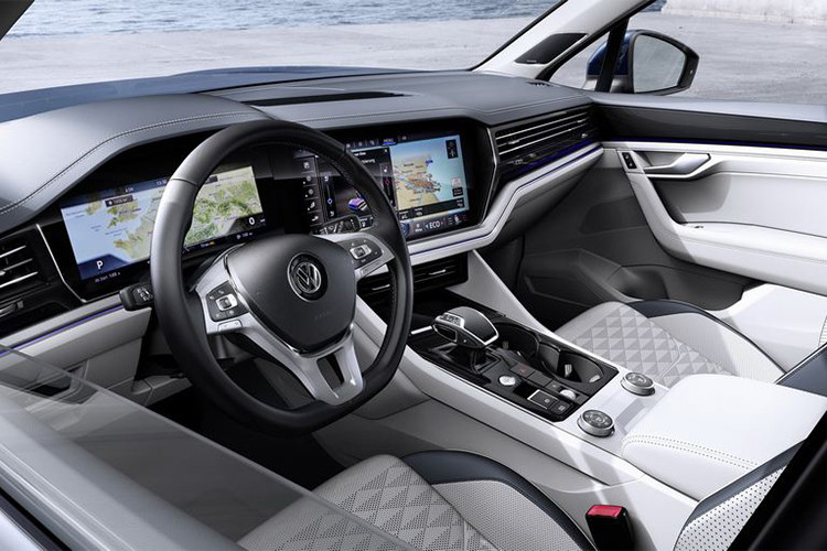 Ấn tượng trên Touareg mới là nội thất mà VW gọi là Innovision Cockpit. Bảng điều khiển trung tâm màn hình cảm ứng 15 inch dưới bề mặt kính đơn và cụm đồng hồ kỹ thuật số 12 inch. Một vài nút bấm và cần số vẫn được duy trì cho các chức năng được sử dụng thường xuyên.