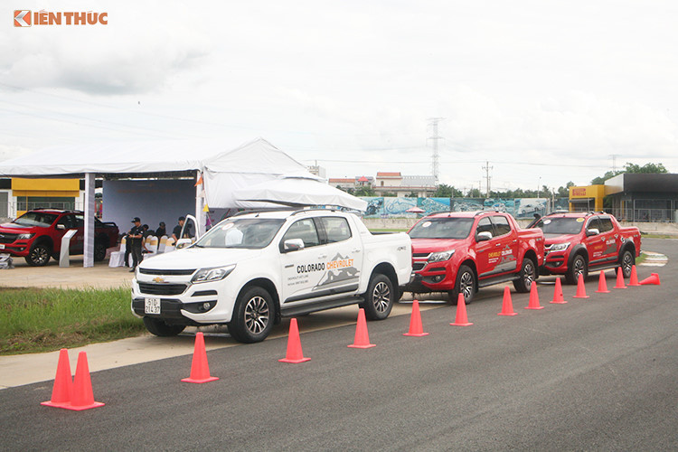 Cụ thể, mức ưu đãi lớn nhất từ tháng 5/2018 thuộc về 2 phiên bản Colorado 2.8L 4x4 AT LTZ và Colorado 2.8L 4x4 AT LTZ High Country. Hai mẫu xe này cùng nhận được mức ưu đãi 50 triệu đồng khiến giá xe tương ứng giảm xuống chỉ còn 759 triệu và 789 triệu đồng. Đây là những phiên bản được trang bị động cơ turbo-diesel Duramax 2.8L.